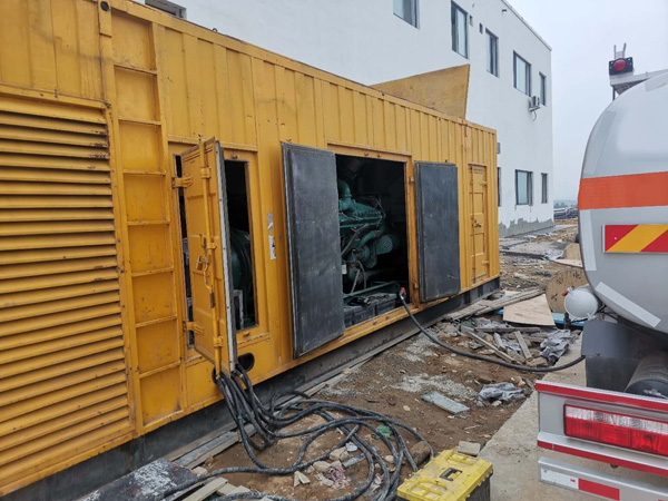 阿荣如何在发电机出租合同中约定设备的维修和保养责任？