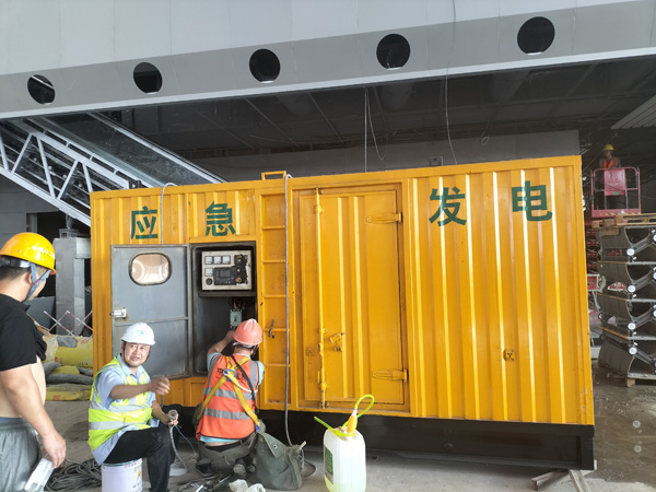 阿荣怎样判断空气滤清器是否需要更换？