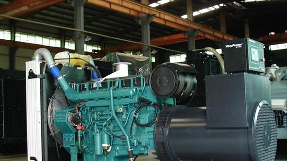 阿荣如何判断柴油发电机组的机油是否需要更换？