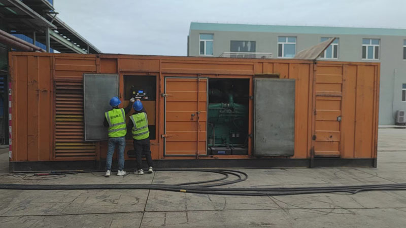 阿荣如何检查柴油发电机组的机油油位？